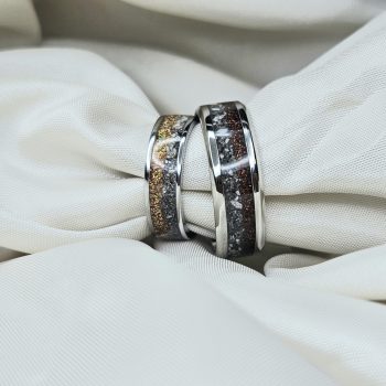 Hamvakkal és pigmenttel készült ezüst kegyeleti gyűrű 