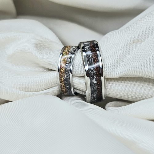 Hamvakkal és pigmenttel készült ezüst kegyeleti gyűrű 