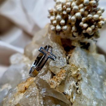   Hamvakkal készült kereszt formájú kegyeleti ékszer - gyűrű