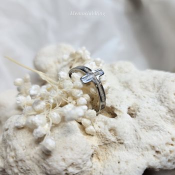   Hamvakkal készült kereszt formájú ezüst kegyeleti gyűrű