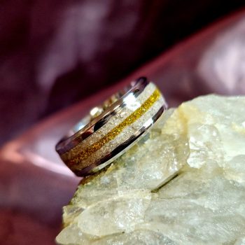 Hamvakkal készült kegyeleti gyűrű pigmentsávval