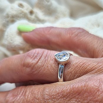 Ezüst kegyeleti gyűrű csepp alakú foglalattal 