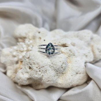 Csepp alakú emlékgyűrű hármas vonalvezetéssel