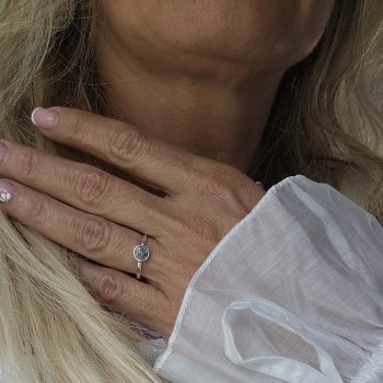 Ezüst kegyeleti ékszer gyűrű hamvakkal 