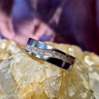   Titánium kegyeleti gyűrű hamvakkal – hullámos mintával