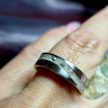 Titánium kegyeleti gyűrű hamvakkal – hullámos mintával